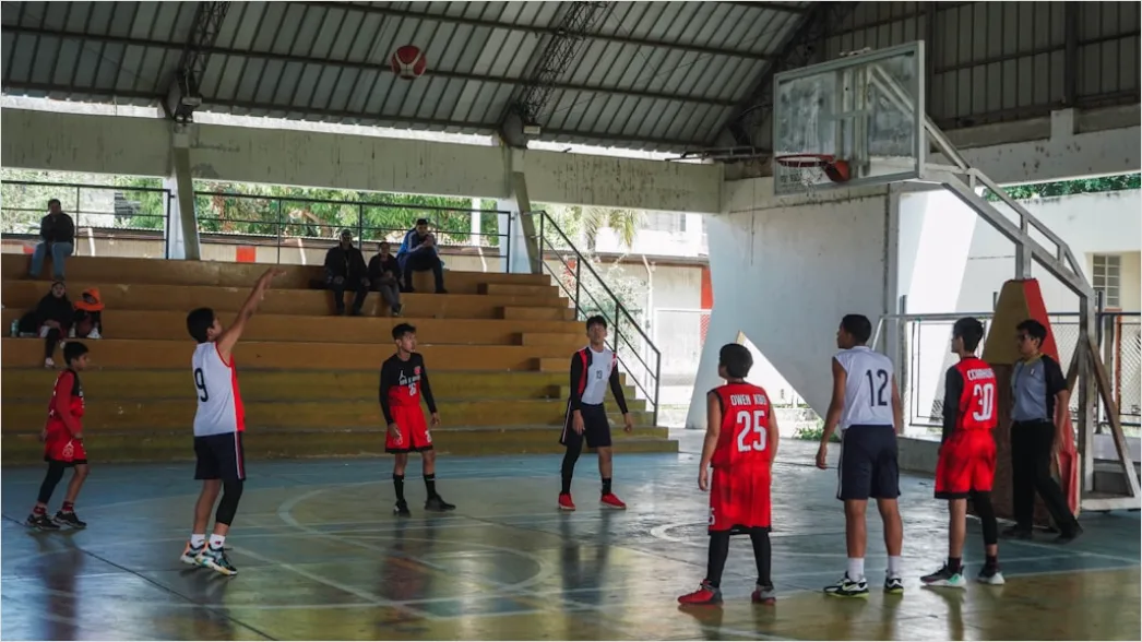 Detail Gambar Turnamen Basket Sekolah Di Lapangan Number 11
