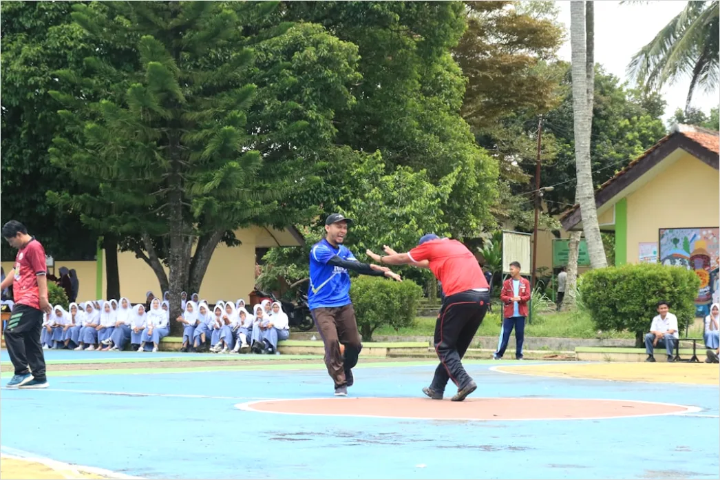 Detail Gambar Turnamen Basket Sekolah Di Lapangan Number 12
