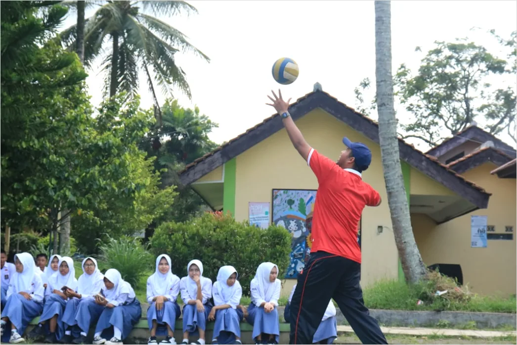 Detail Gambar Turnamen Basket Sekolah Di Lapangan Number 14