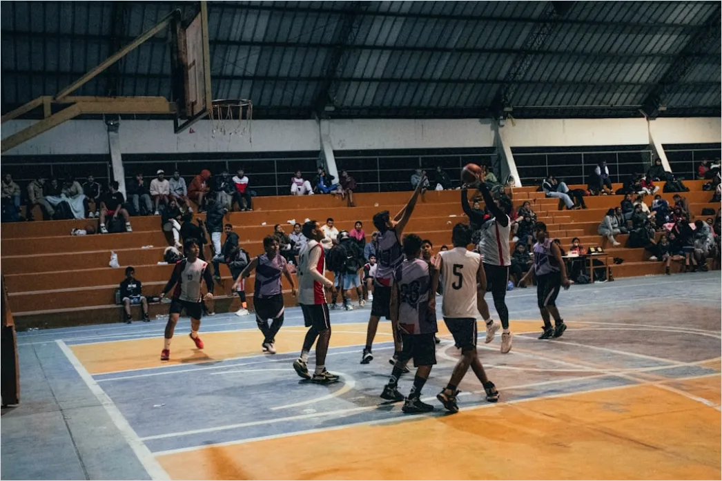 Detail Gambar Turnamen Basket Sekolah Di Lapangan Number 15