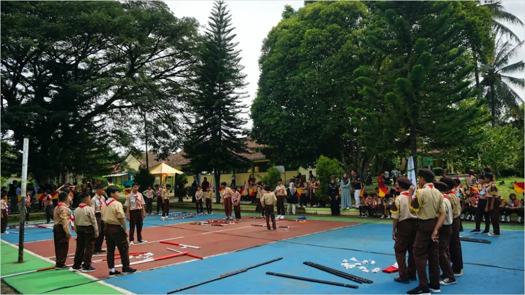 Detail Gambar Turnamen Basket Sekolah Di Lapangan Number 3