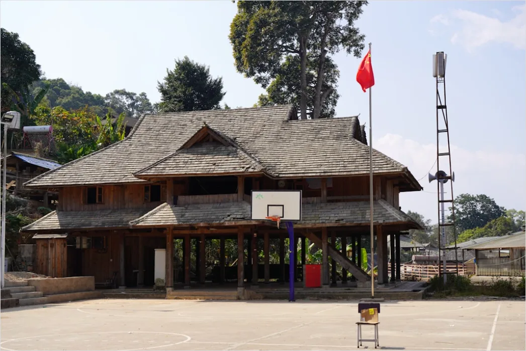 Detail Gambar Turnamen Basket Sekolah Di Lapangan Number 4
