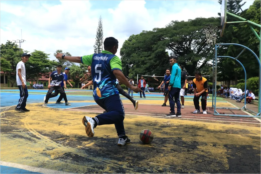 Detail Gambar Turnamen Basket Sekolah Di Lapangan Number 6
