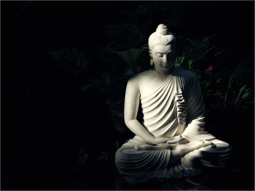Gambar Umat Buddha Membawa Lilin Waisak 0a23