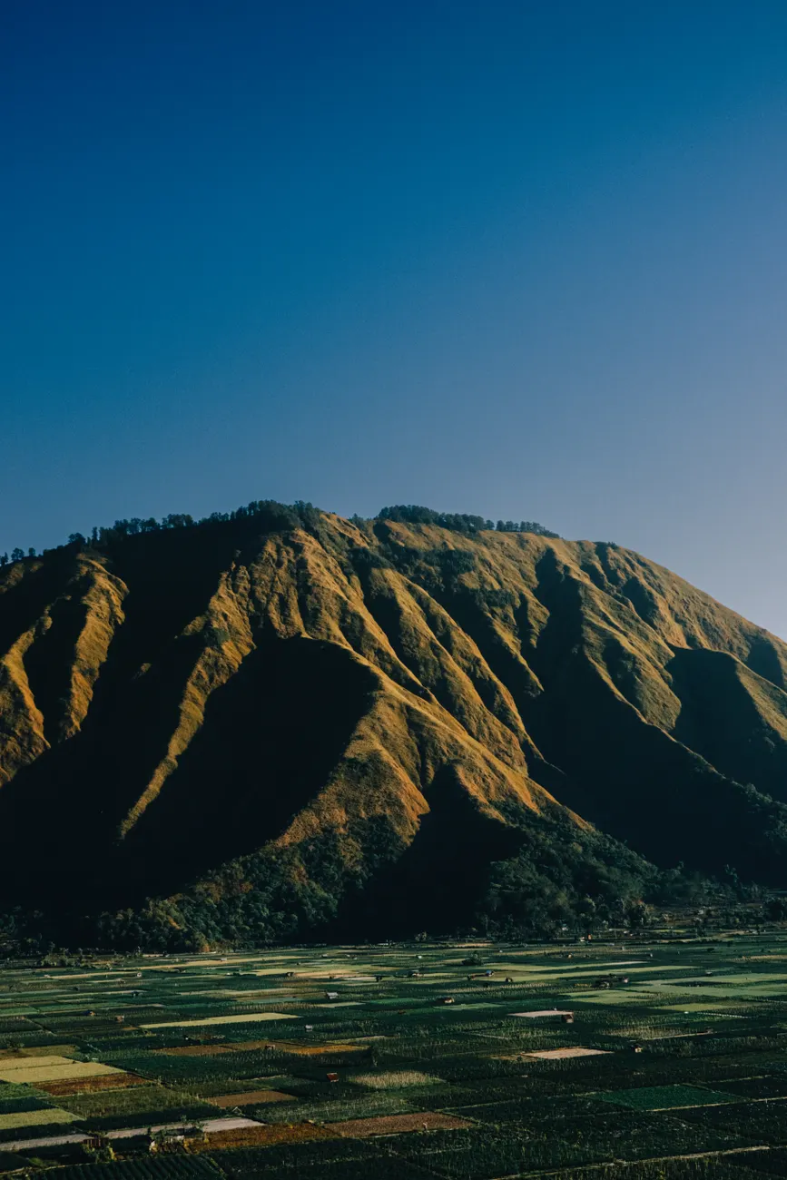 Gambar Gunung Dengan Langit Biru Cerah