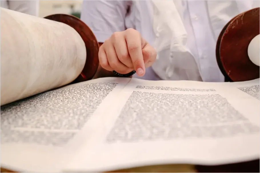 Detail Bar Mitzvah Torah Reading Ceremony Photo Number 4