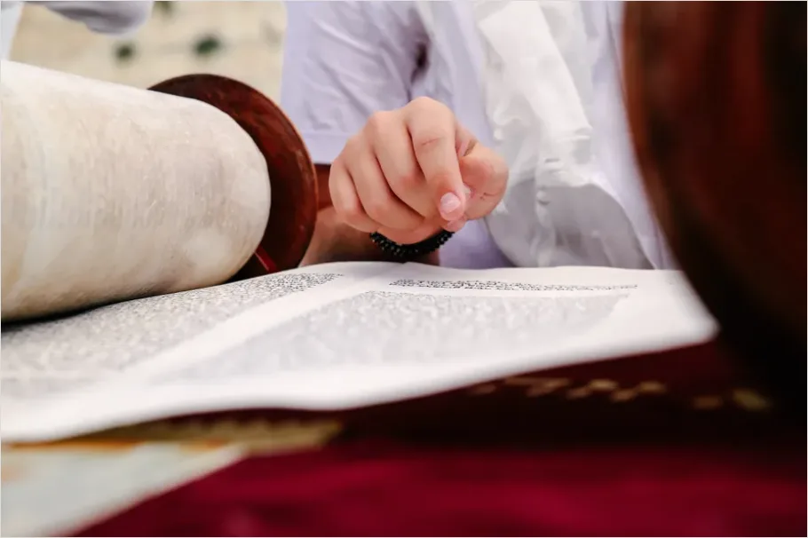Detail Bar Mitzvah Torah Reading Ceremony Photo Number 5