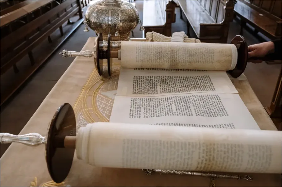 Detail Bar Mitzvah Torah Reading Ceremony Photo Number 8