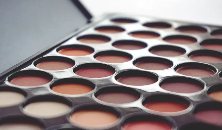 Detail Eyeshadow Palette Close Up Photo Number 2