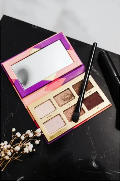 Detail Eyeshadow Palette Close Up Photo Number 16