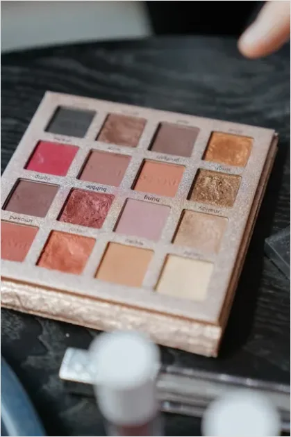 Detail Eyeshadow Palette Close Up Photo Number 9