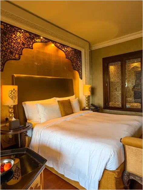 Detail Hotel Style Bedroom Design Number 3