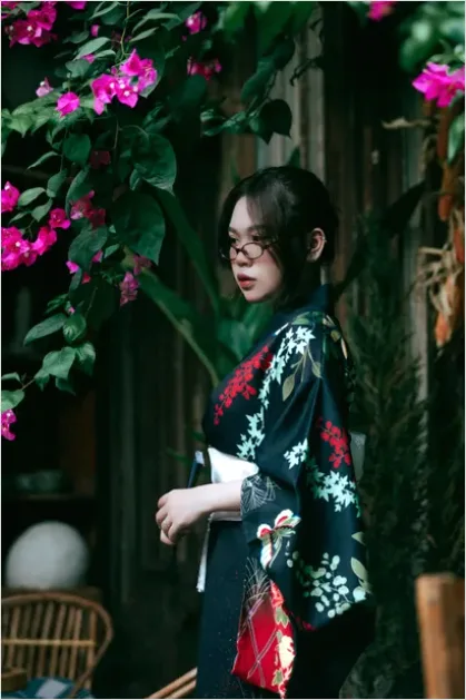 Detail Kimono Traditional Japanese Outfit Portrait Number 4
