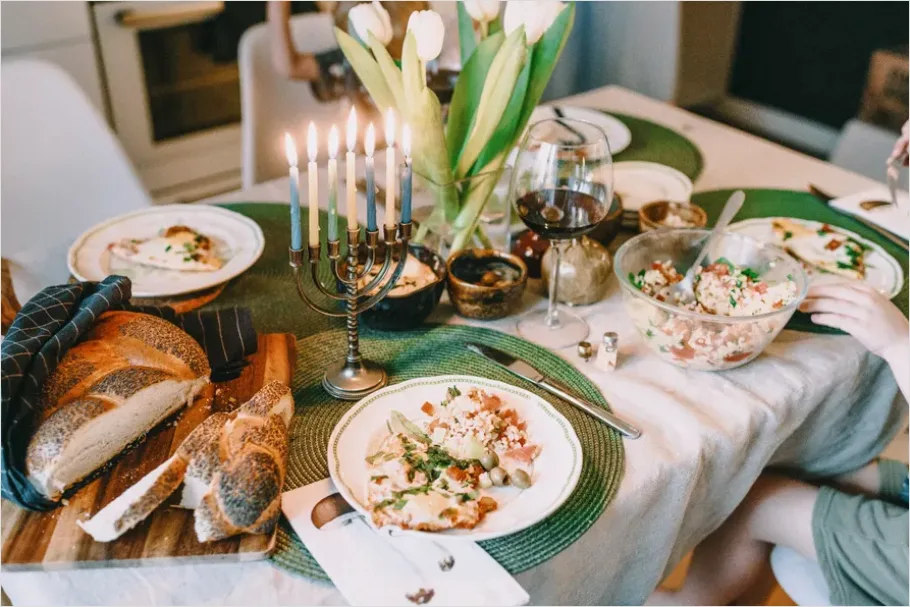 Detail Kosher Meal Table Setting Photo Number 2