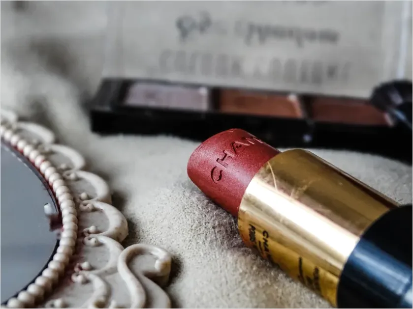 Detail Makeup Products On Vanity Photo Number 14