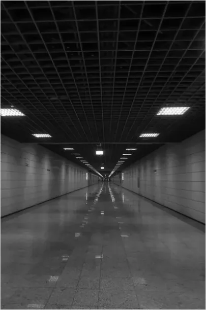 Detail Minimal Corridor Perspective Photo Number 4