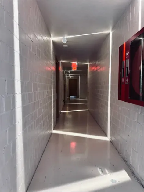 Detail Minimal Corridor Perspective Photo Number 5