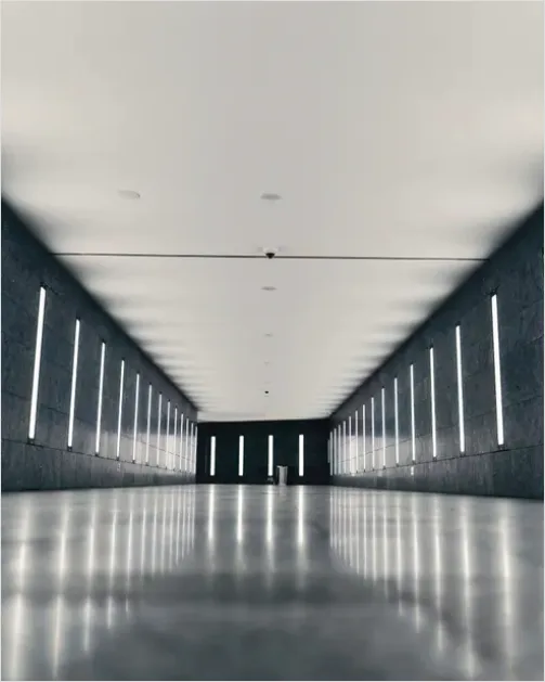 Detail Minimal Corridor Perspective Photo Number 7