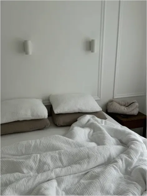 Detail Minimalist Bedroom White Bedding Number 2