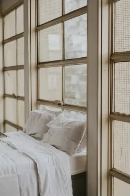 Detail Minimalist Bedroom White Bedding Number 3
