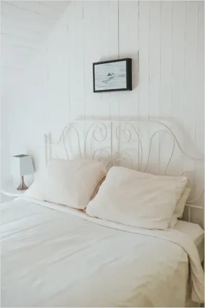 Detail Minimalist Bedroom White Bedding Number 4