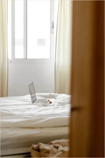 Detail Minimalist Bedroom White Bedding Number 5