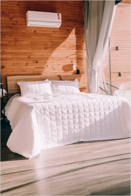 Detail Minimalist Bedroom White Bedding Number 6