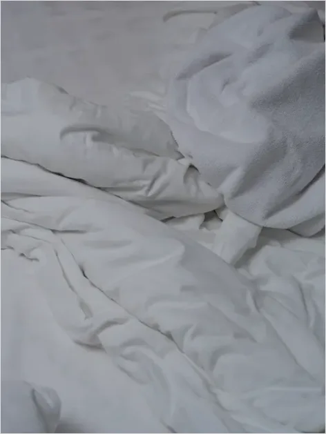 Detail Minimalist Bedroom White Bedding Number 9