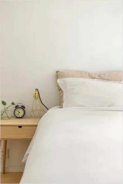 Detail Minimalist Bedroom White Bedding Number 10
