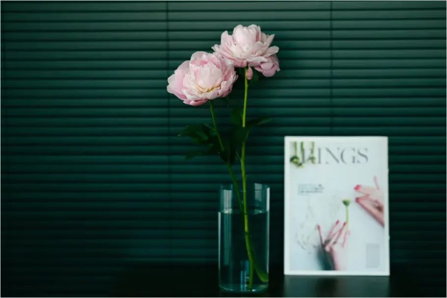 Detail Minimalist Flowers In Vase Photo Number 6