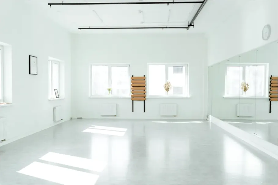 Detail Minimalist Interior With Natural Light Number 12