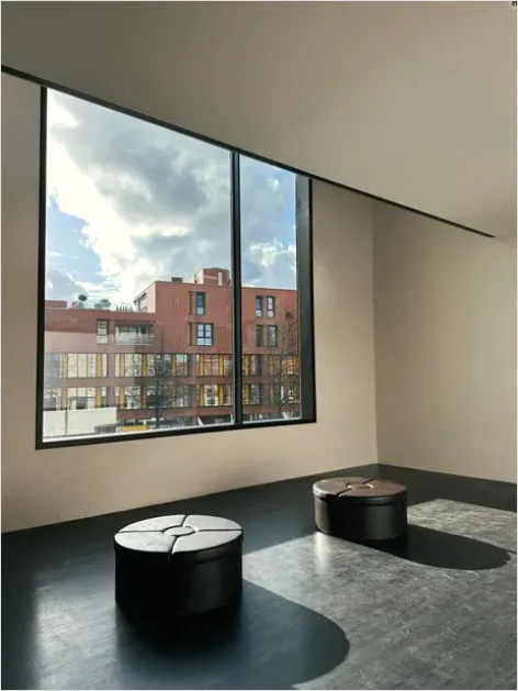 Detail Minimalist Interior With Natural Light Number 3