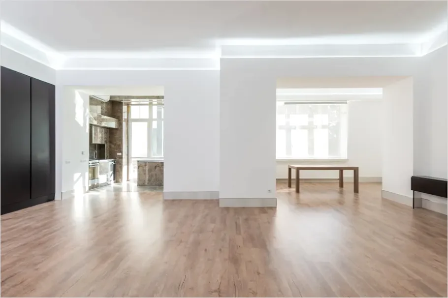 Detail Minimalist Interior With Natural Light Number 4