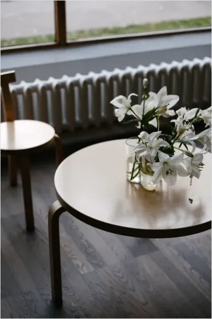 Detail Minimalist Interior With Natural Light Number 7