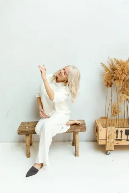 Detail Minimalist Outfit Neutral Tones Photo Number 4