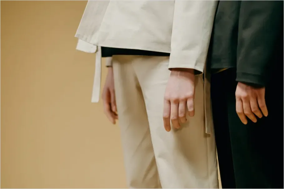 Detail Minimalist Outfit Neutral Tones Photo Number 5