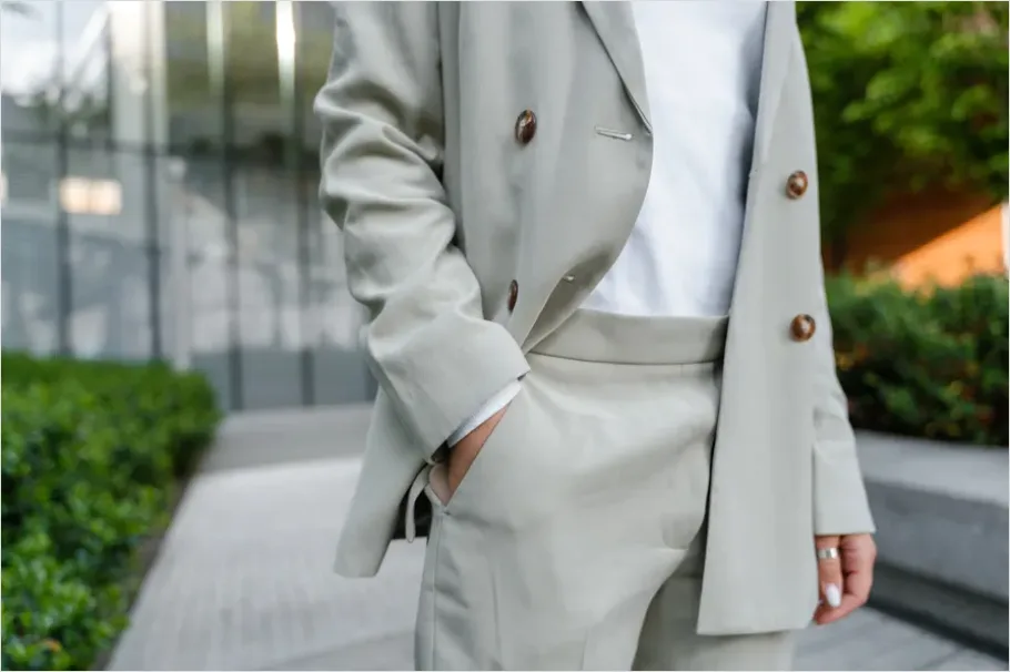 Detail Minimalist Outfit Neutral Tones Photo Number 6