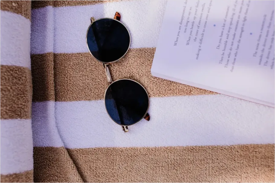 Detail Sunglasses Flat Lay Photo Number 8
