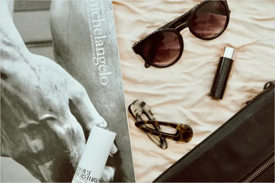 Detail Sunglasses Flat Lay Photo Number 9