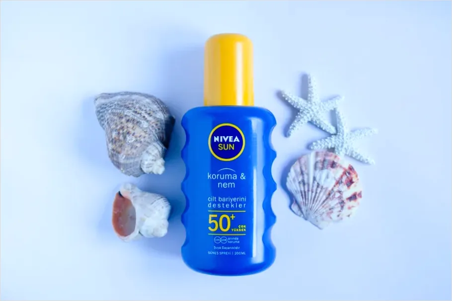 Detail Sunscreen Bottle Flat Lay Photo Number 2