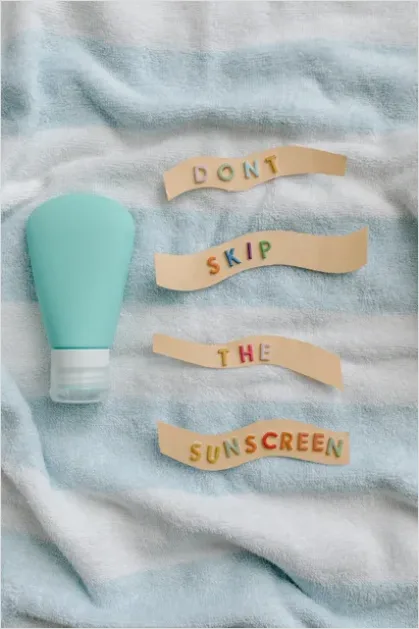 Detail Sunscreen Bottle Flat Lay Photo Number 3