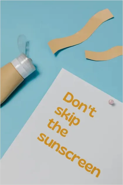 Detail Sunscreen Bottle Flat Lay Photo Number 5