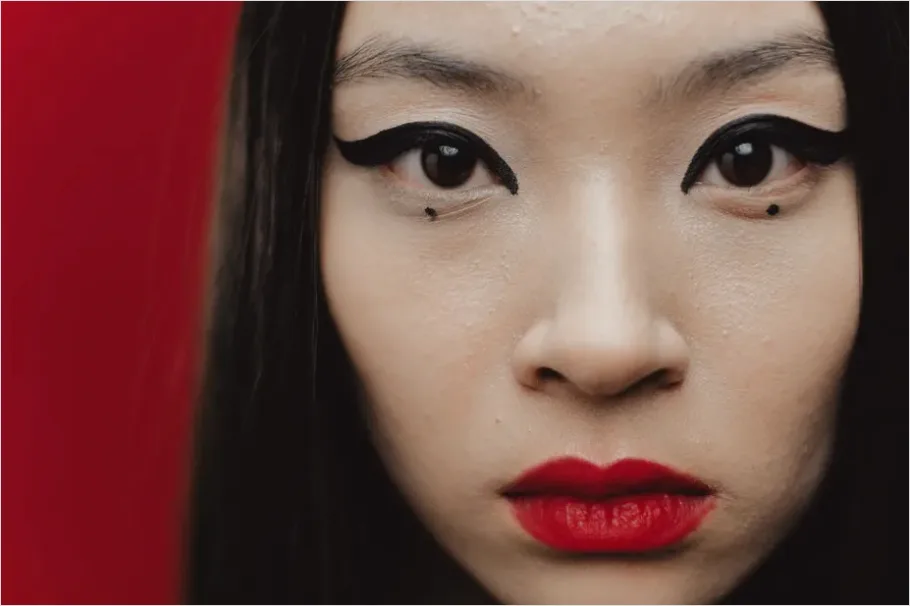 Detail Winged Eyeliner Close Up Photo Number 2