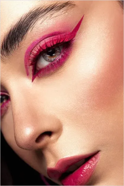 Detail Winged Eyeliner Close Up Photo Number 14