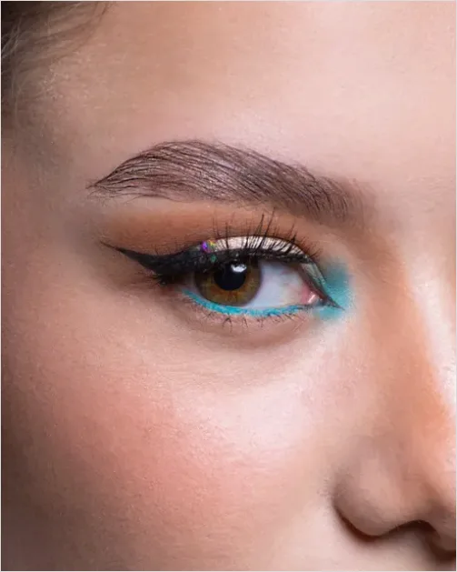 Detail Winged Eyeliner Close Up Photo Number 4