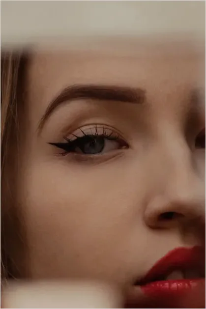 Detail Winged Eyeliner Close Up Photo Number 7