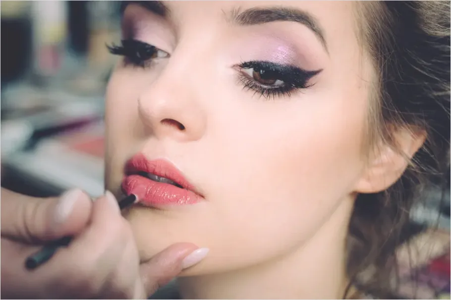 Detail Winged Eyeliner Close Up Photo Number 9