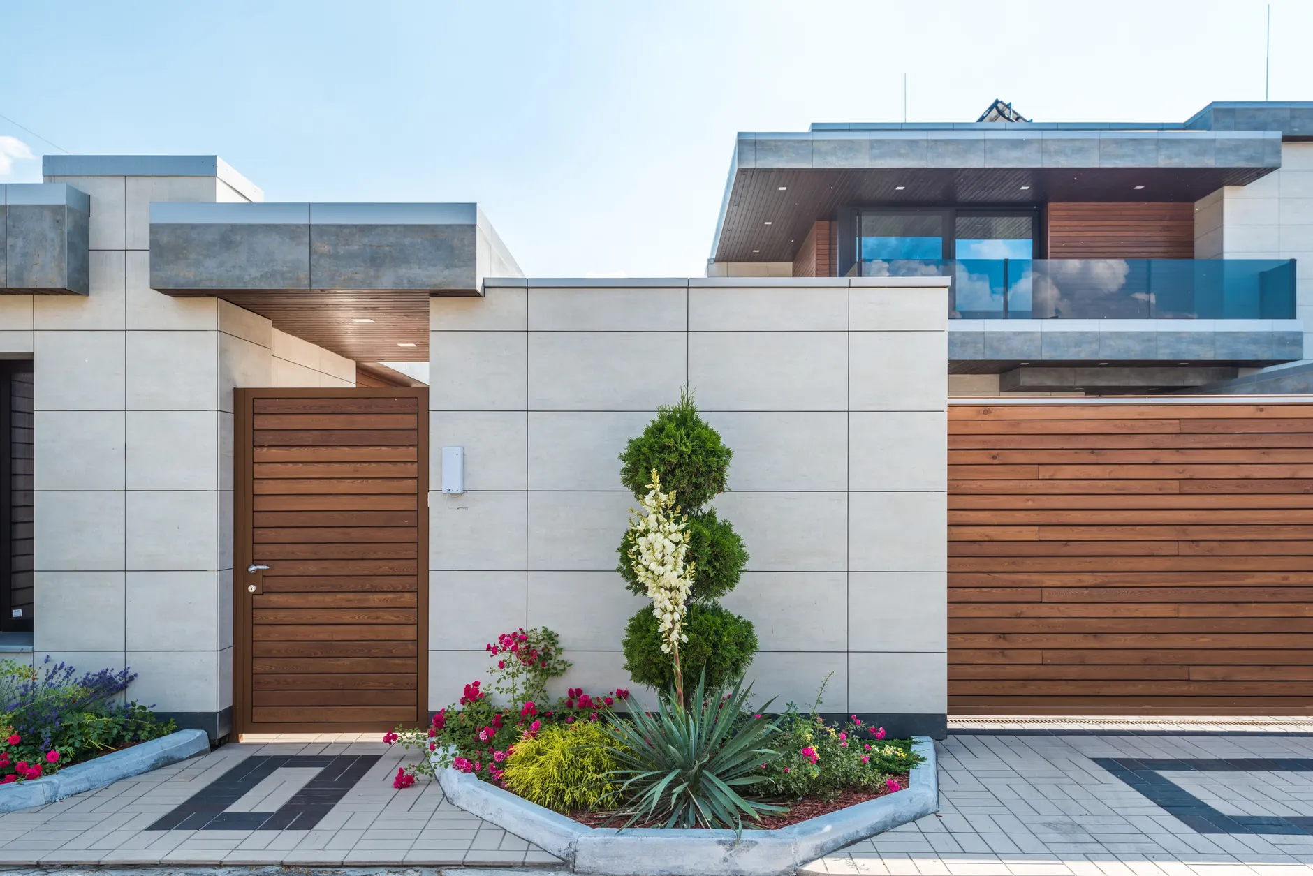 Detail Architecture Exterior With Landscaping Photo Number 8