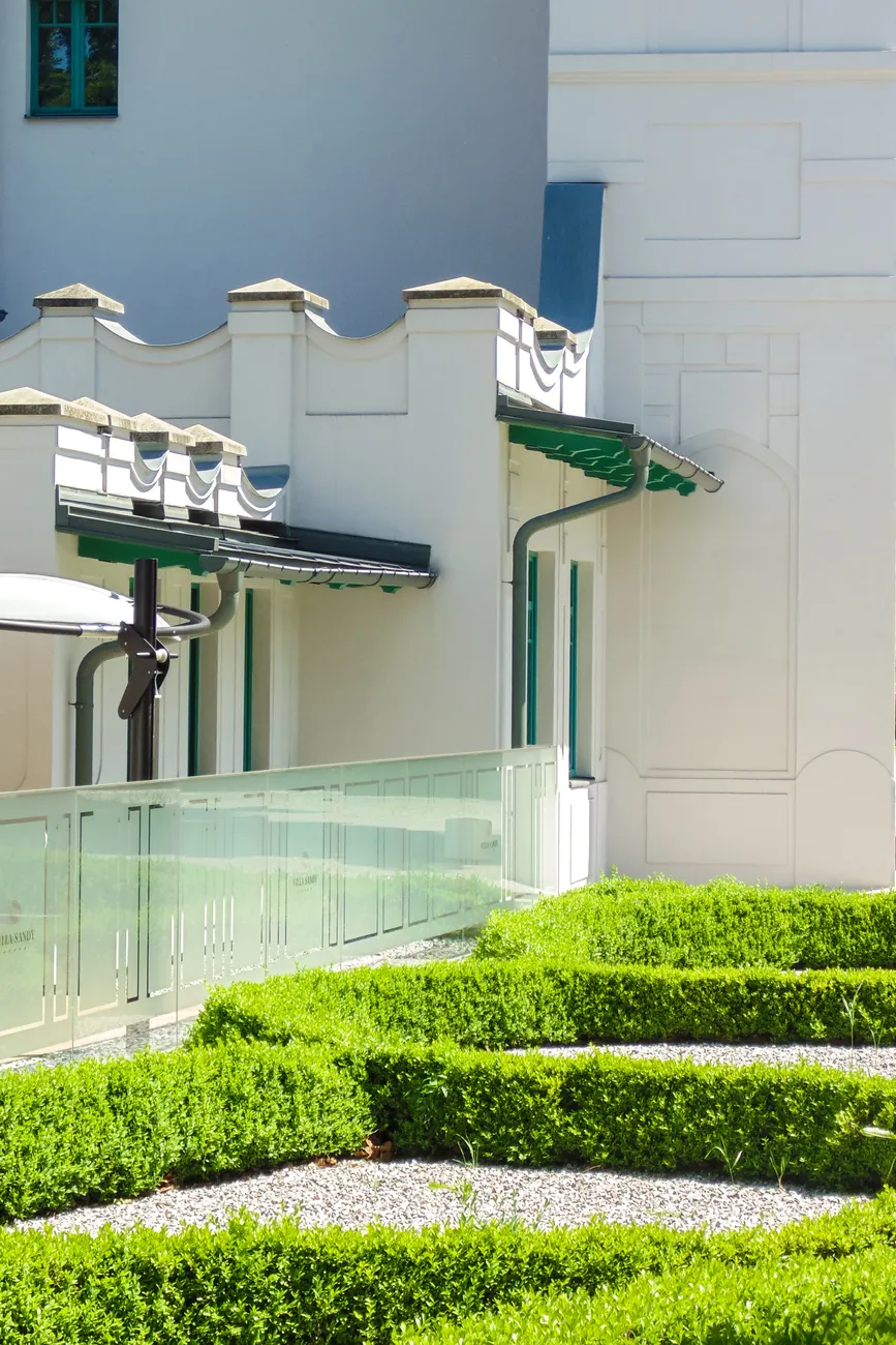 Detail Architecture Exterior With Landscaping Photo Number 9
