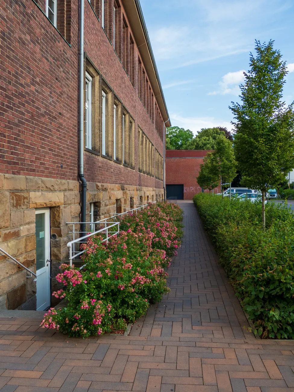 Detail Architecture Exterior With Landscaping Photo Number 10